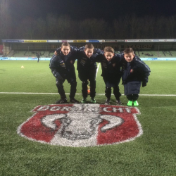 Spelers van Dubbeldam ballenjongens bij de wedstrijd FC Dordrecht-MVV