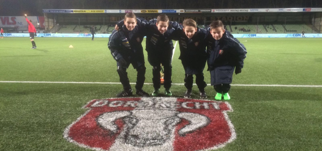 Spelers van Dubbeldam ballenjongens bij de wedstrijd FC Dordrecht-MVV