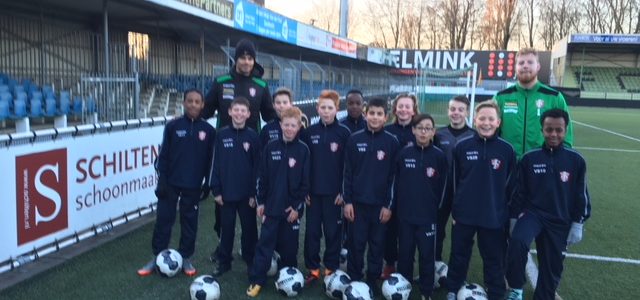 Mawoena Amevor en Nick Wolters verrassen spelers van de Voetbalschool door het geven van de training